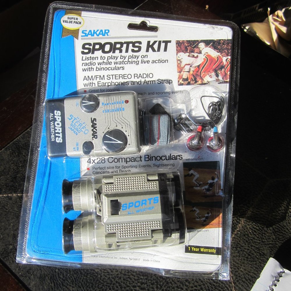 VTG SAKAR SPORTS KIT, AM/FM RADIO & BINOCULARS NEW IN BOX